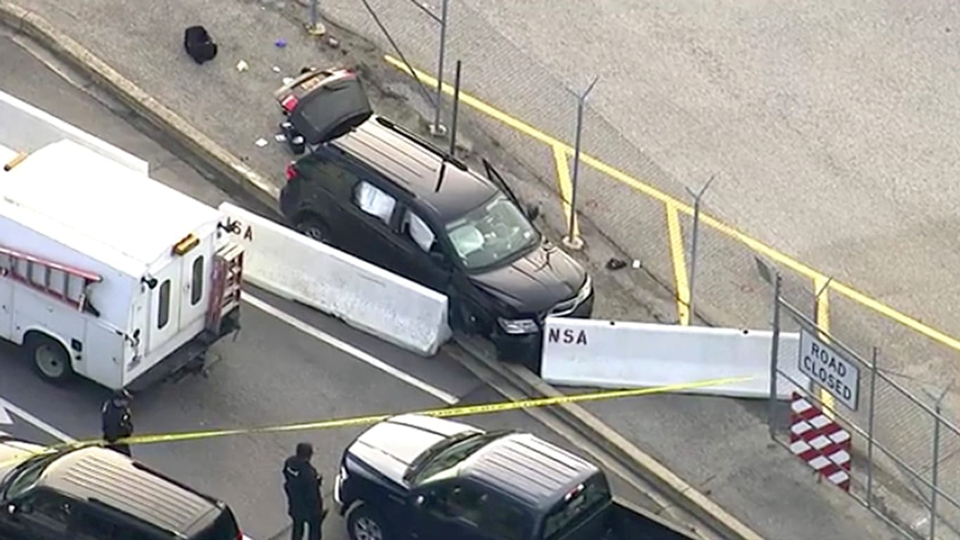 Ein schwarzer SUV vor der NSA-Geheimdienstzentrale in USA: Der Wagen durchbrach die Betonbarrieren und es fielen Schüsse.