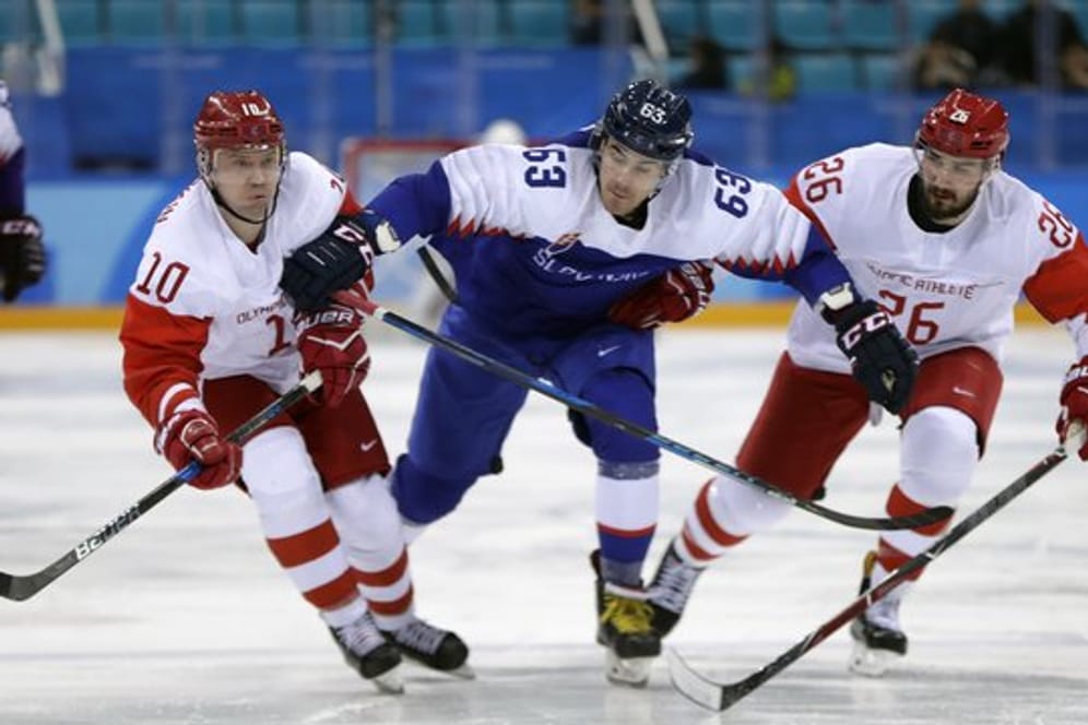 Der Slowake Patrik Lamper (M) wird von den beiden Russen Sergei Mozyakin (l) und Vyacheslav Voinov in die Zange genommen.