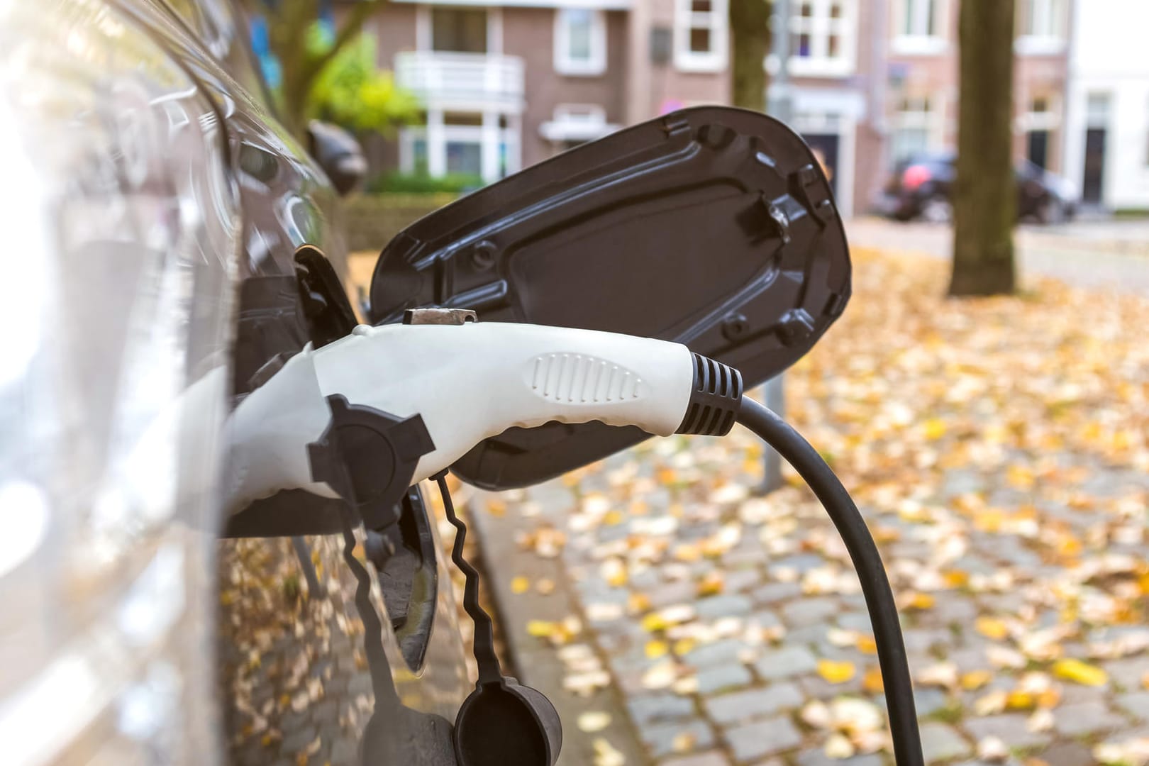 Ein Elektroauto wird aufgeladen: Das Unternehmen Dyson will mehrere Elektroauto-Modelle auf den Markt bringen.