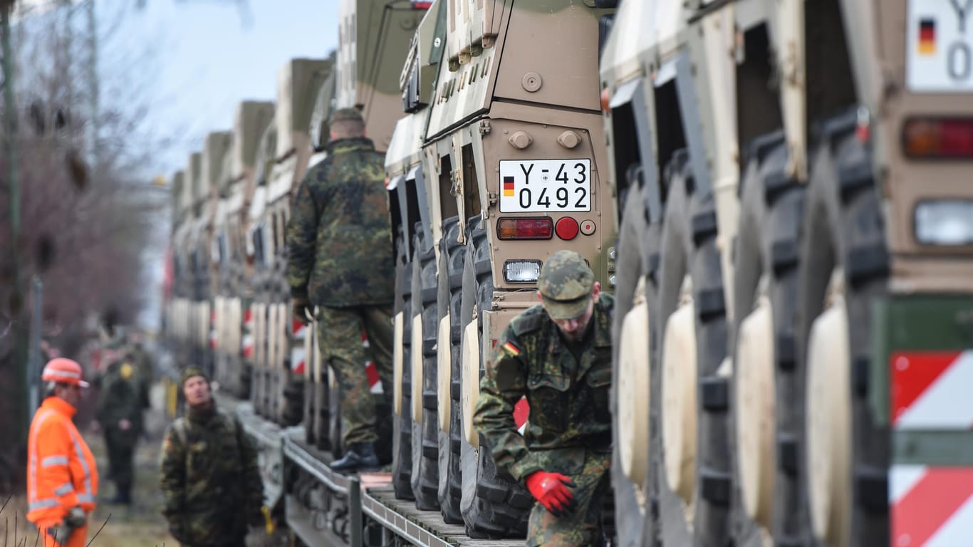 Panzer werden verladen: Das neue Logistik-Hauptquartier in Deutschland soll die Nato-Handlungsfähigkeit gegenüber Russland verbessern