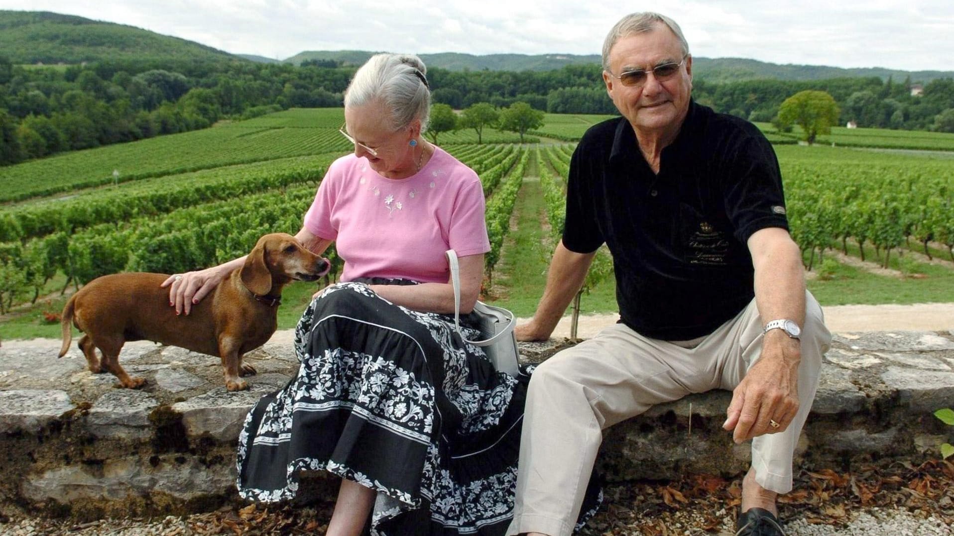 Prinz Henrik verbrachte den Sommerurlaub gerne in Südfrankreich – natürlich mit Ehefrau, Königin Margrethe, und Hund.