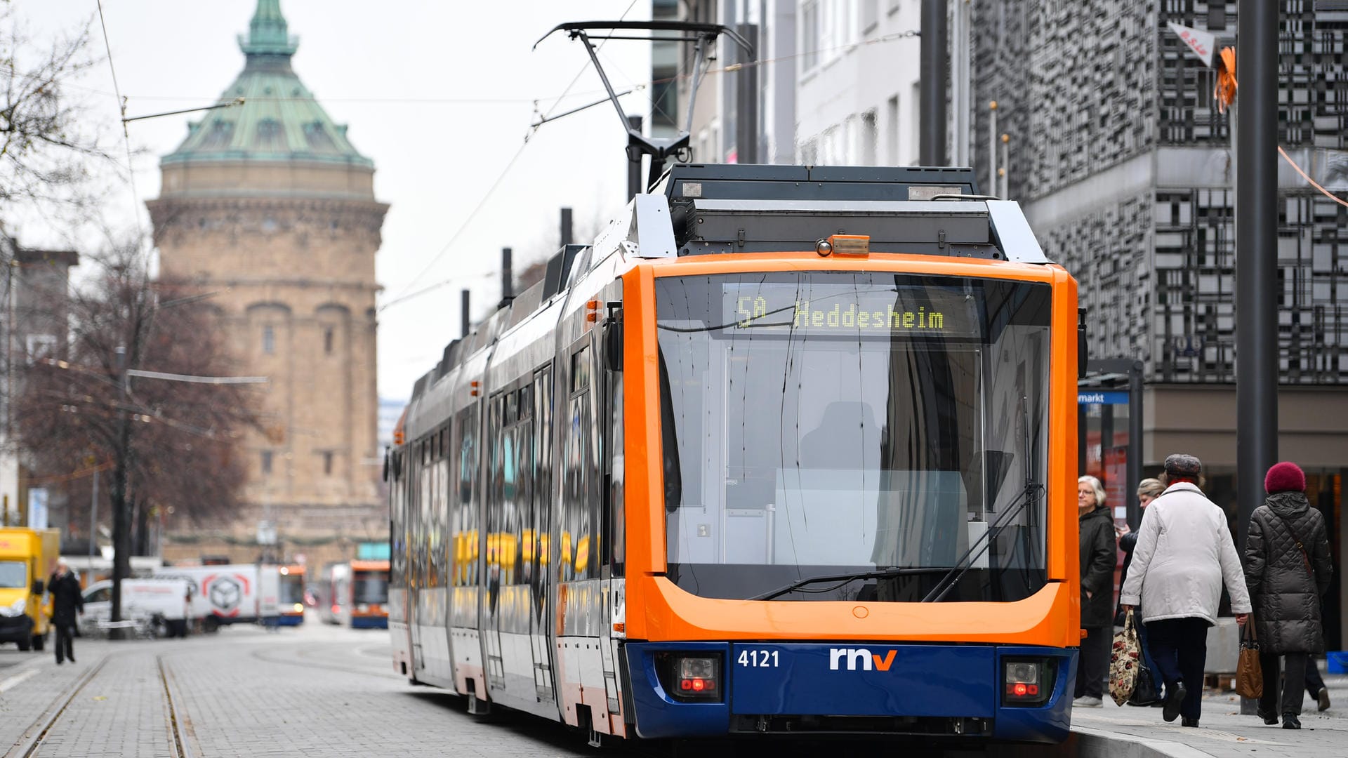 Straßenbahn in Mannheim: Die Politik erwägt auch in Deutschland kostenlosen öffentlichen Nahverkehr.