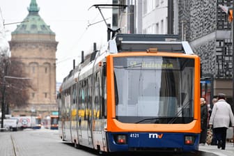 Straßenbahn in Mannheim: Die Politik erwägt auch in Deutschland kostenlosen öffentlichen Nahverkehr.