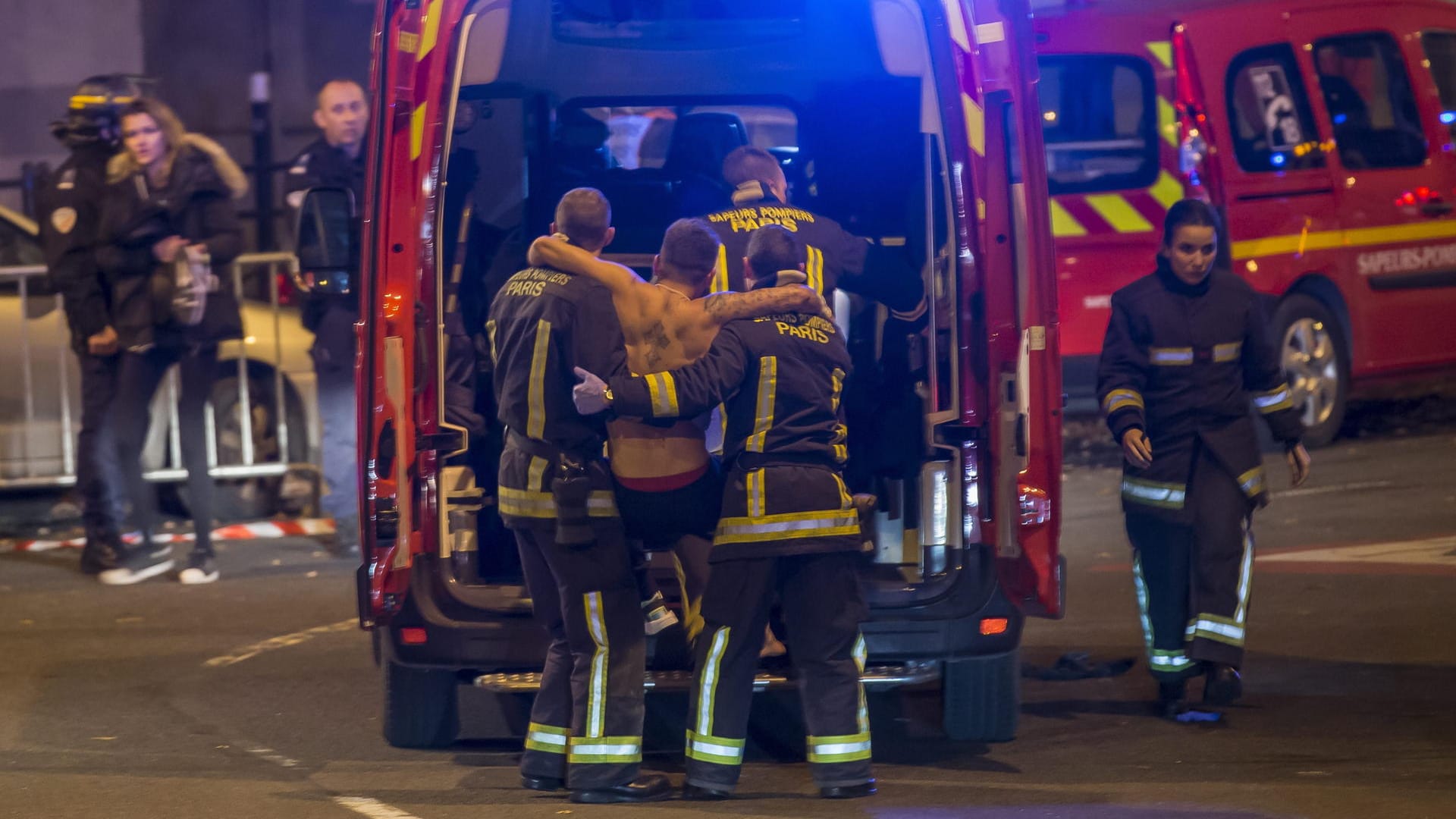 13. November 2015: Rettungskräfte tragen am Stade de France in Paris einen Verletzten in einen Krankenwagen.