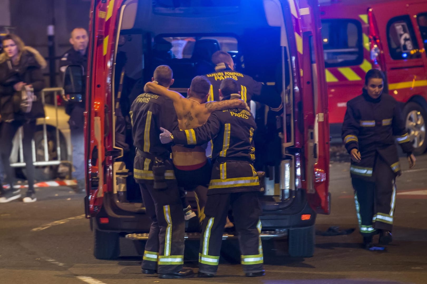 13. November 2015: Rettungskräfte tragen am Stade de France in Paris einen Verletzten in einen Krankenwagen.