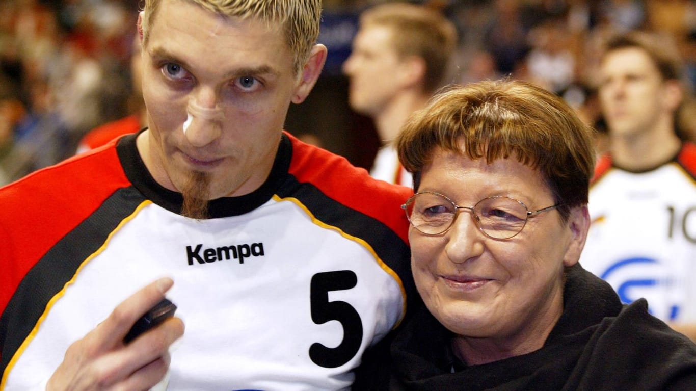 Stefan Kretzschmar mit seiner inzwischen verstorbenen Mutter Waltraud im Jahr 2003: Beide haben den deutschen Handball geprägt.