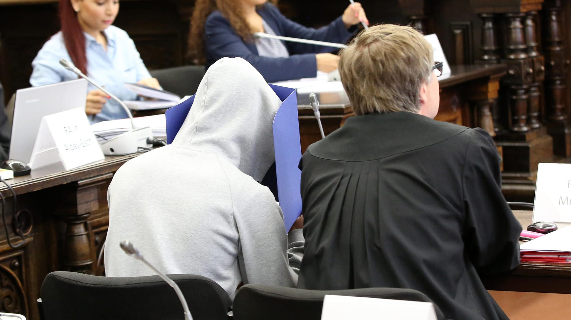 Der Gerichtssaal beim Prozess gegen drei mutmaßliche IS-Mitglieder: Einer der Angeklagten hat nun überraschend ein Geständnis abgelegt. Der Gerichtssaal beim Prozess gegen drei mutmaßliche IS-Mitglieder: Einer der Angeklagten hat nun überraschend ein Geständnis abgelegt.