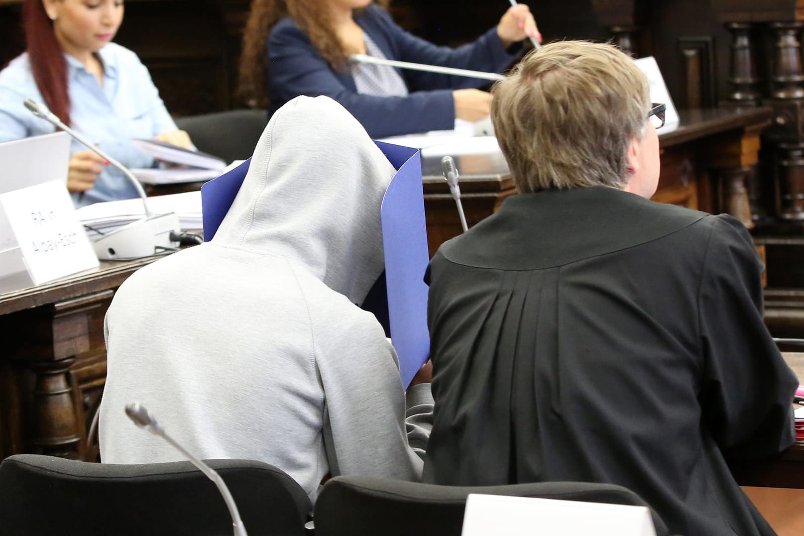 Der Gerichtssaal beim Prozess gegen drei mutmaßliche IS-Mitglieder: Einer der Angeklagten hat nun überraschend ein Geständnis abgelegt.