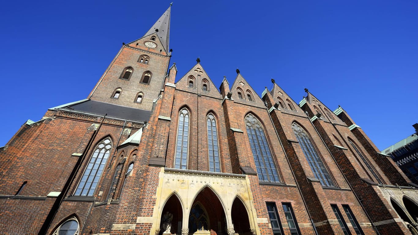 St. Petrikirche in Hamburg: Die Gründe für den Brand sind noch unbekannt.