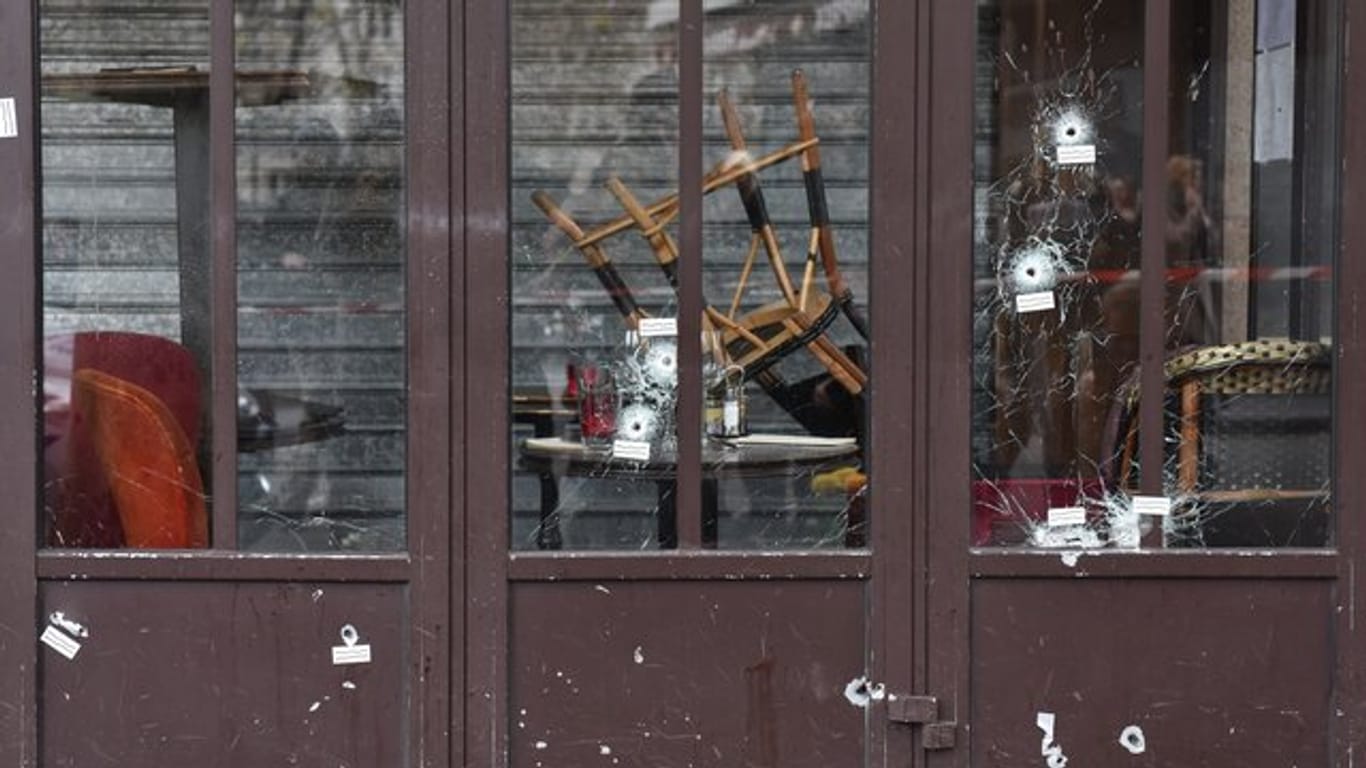 Café in the Rue de la Fontaine au Roi in Paris nach der Anschlagsserie am 14 November 2015.