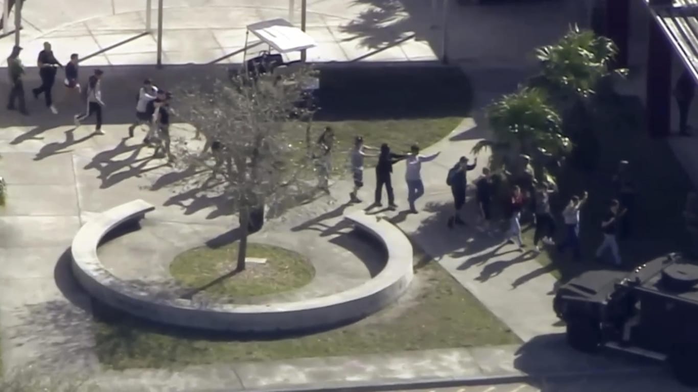 Das Videobild von WPLG-TV zeigt, wie Schüler der Marjory Stoneman Douglas High School evakuiert werden.