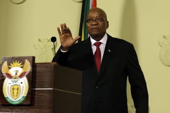Der südafrikanische Präsident Jacob Zuma erklärt hier seinen sofortigen Rücktritt vom Amt des Präsidenten Südafrikas.