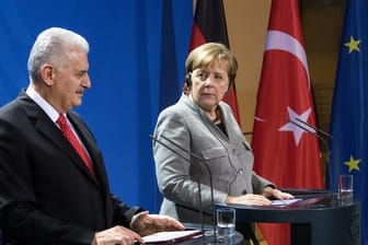 Bundeskanzlerin Merkel und der türkische Ministerpräsident Binali Yildirim bei einer Pressekonferenz im Bundeskanzleramt.