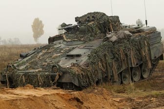 Ein Schützenpanzer der Bundeswehr vom Typ Marder bei einer NATO-Übung.