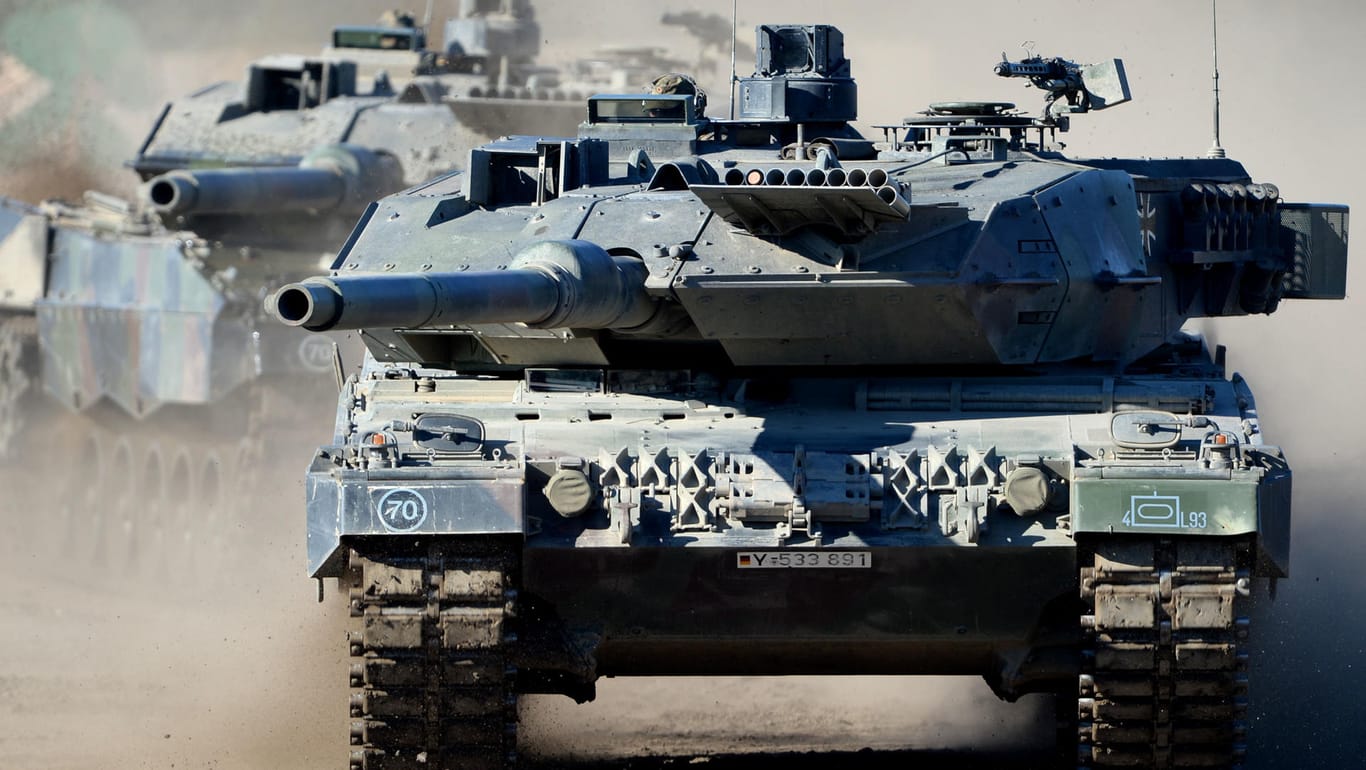 Zwei Panzer vom Typ Leopard 2: Von den vorgesehenen 44 Stück für die "Speerspitze" stehen derzeit nur neun zur Verfügung.