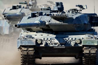 Zwei Panzer vom Typ Leopard 2: Von den vorgesehenen 44 Stück für die "Speerspitze" stehen derzeit nur neun zur Verfügung.