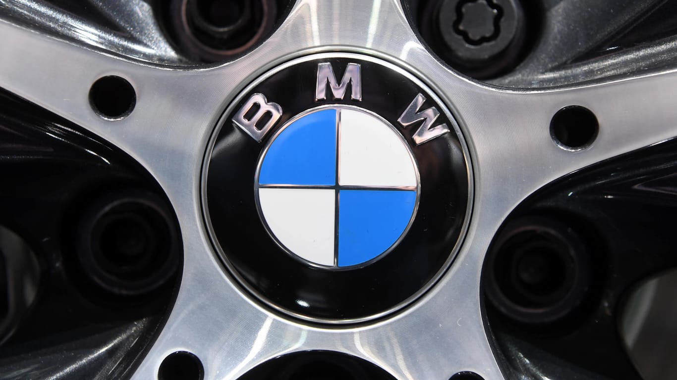 BMW-Logo: BMW beharrt seit Bekanntwerden des Diesel-Abgasskandals rund um Volkswagen darauf, dass die eigenen Motoren nicht manipuliert seien.