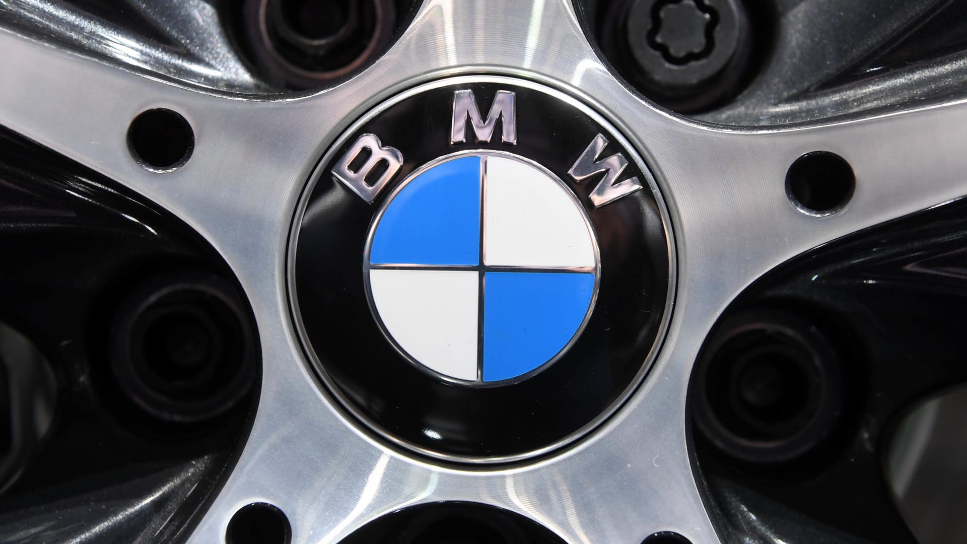 BMW-Logo: BMW beharrt seit Bekanntwerden des Diesel-Abgasskandals rund um Volkswagen darauf, dass die eigenen Motoren nicht manipuliert seien. BMW-Logo: BMW beharrt seit Bekanntwerden des Diesel-Abgasskandals rund um Volkswagen darauf, dass die eigenen Motoren nicht manipuliert seien.