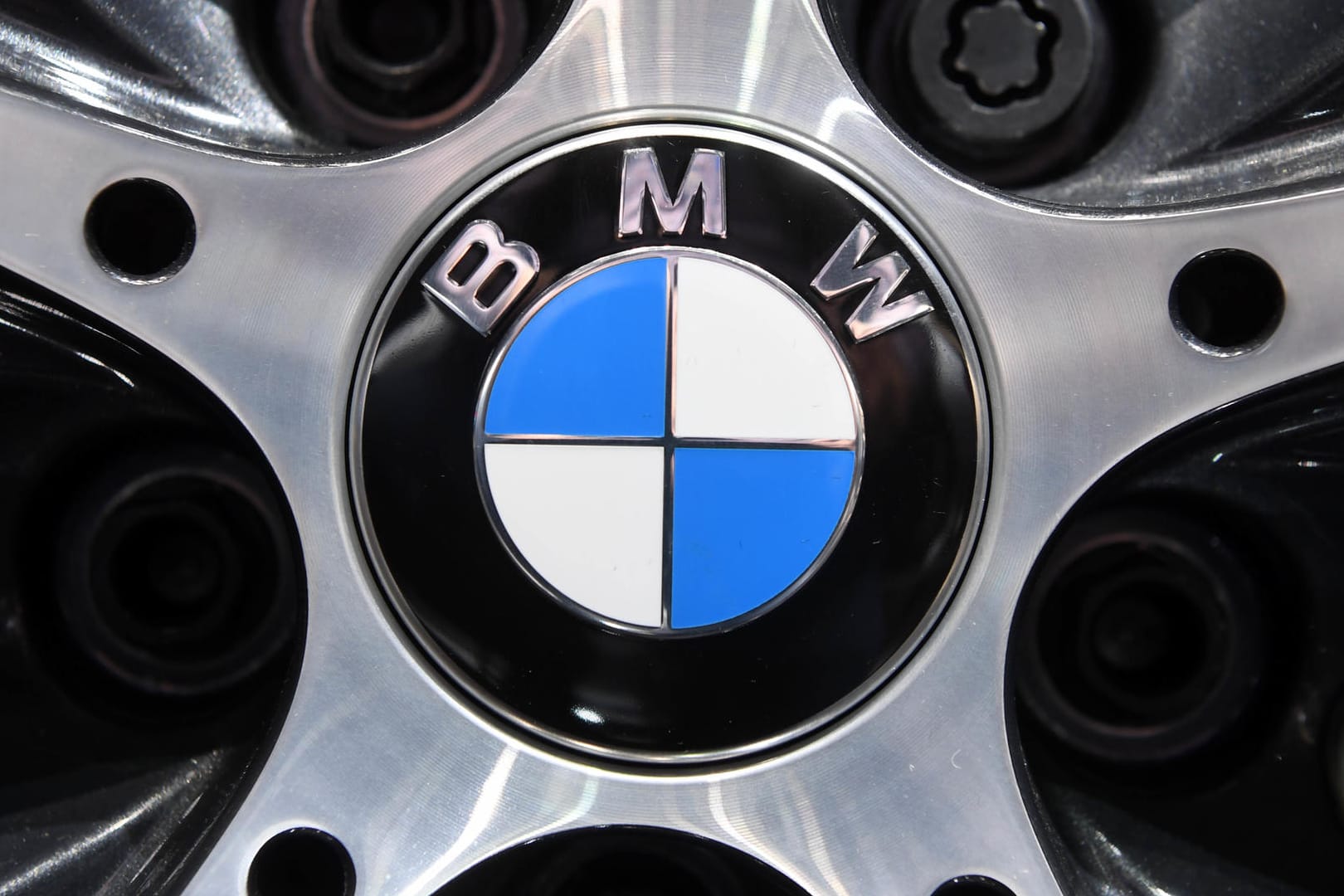 BMW-Logo: BMW beharrt seit Bekanntwerden des Diesel-Abgasskandals rund um Volkswagen darauf, dass die eigenen Motoren nicht manipuliert seien.