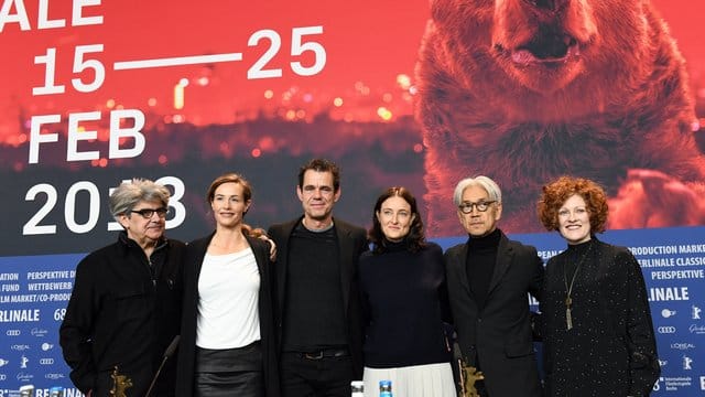 Die Internationale Jury stellt sich vor: Fotograf Espanola Chema Prado (l-r), Schauspielerin Cécile de France, Regisseur Tom Tykwer, Produzentin Adele Romanski, Komponist Ryuichi Sakamoto und Filmkritikerin Stephanie Zacharek.