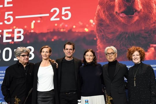 Die Internationale Jury stellt sich vor: Fotograf Espanola Chema Prado (l-r), Schauspielerin Cécile de France, Regisseur Tom Tykwer, Produzentin Adele Romanski, Komponist Ryuichi Sakamoto und Filmkritikerin Stephanie Zacharek.