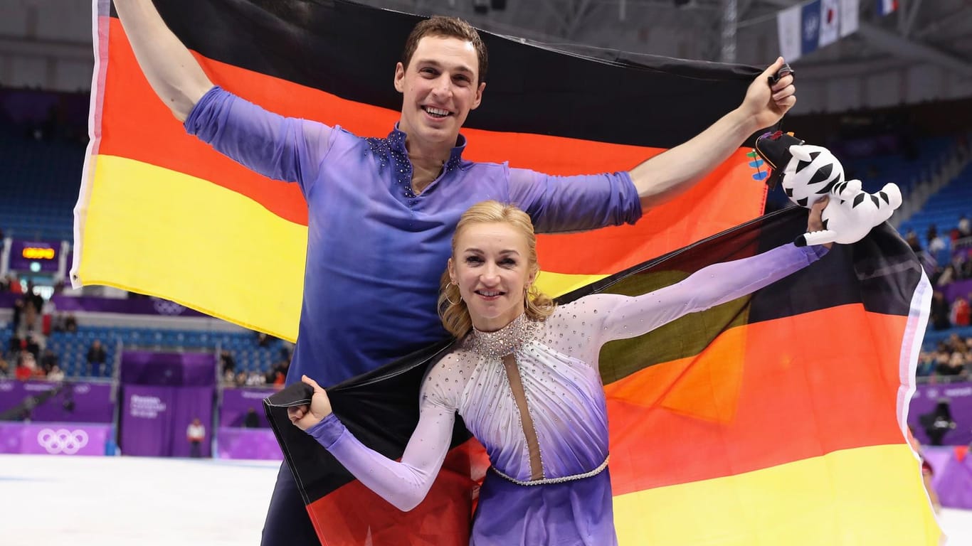 Überraschungs-Gold: Aljona Sawtschenko (r.) und Bruno Massot feiern ihren Erfolg.