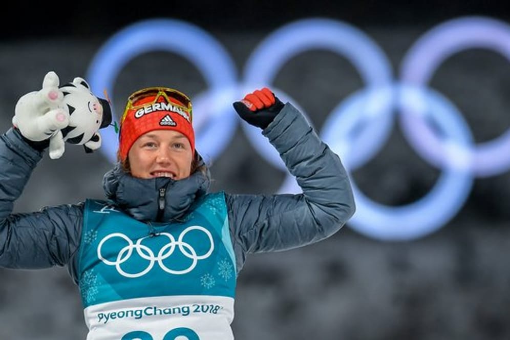 Biathlon-Star Laura Dahlmeier jubelt über ihren dritten Platz im Einzelrennen.