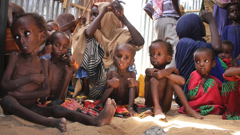 Kinder in einem Camp in Somalia: Besonders schwere Menschenrechtsverletzungen drohen Kindern in Somalia.