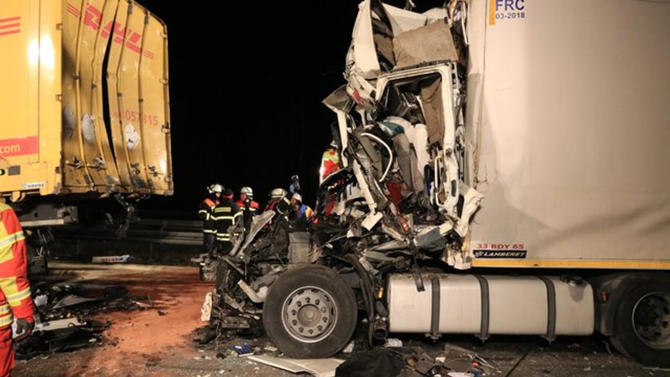 Zwischen Würzburg und Kitzingen fuhr ein Lastwagenfahrer auf ein Stauende auf.