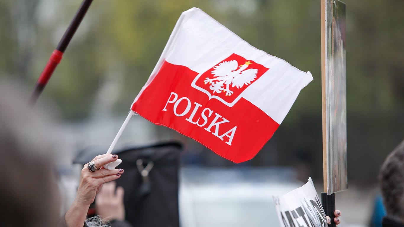 Polnische Flagge bei einer Demonstration in Warschau: Der Aufruf der polnischen Regierung ist auch in Deutschland schon verbreitet worden.