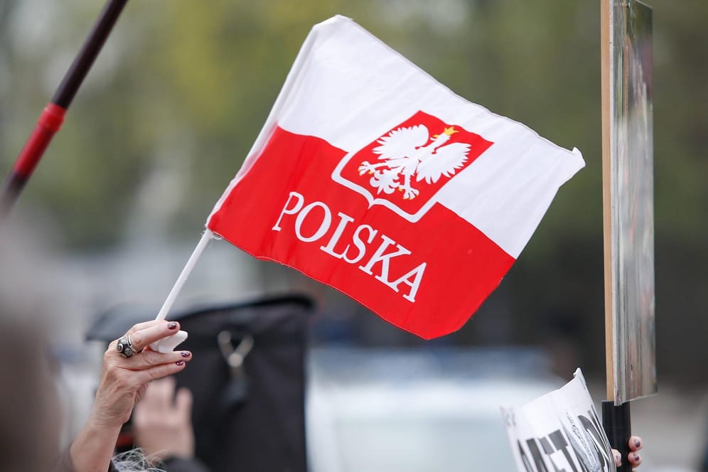 Polnische Flagge bei einer Demonstration in Warschau: Der Aufruf der polnischen Regierung ist auch in Deutschland schon verbreitet worden.