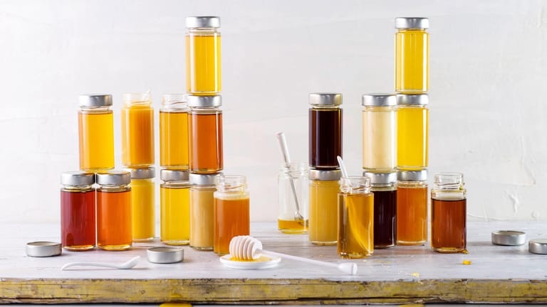 Honiggläser: Je nach Herkunft und Jahreszeit gibt es Honig in verschiedenen Farben und Geschmäckern.