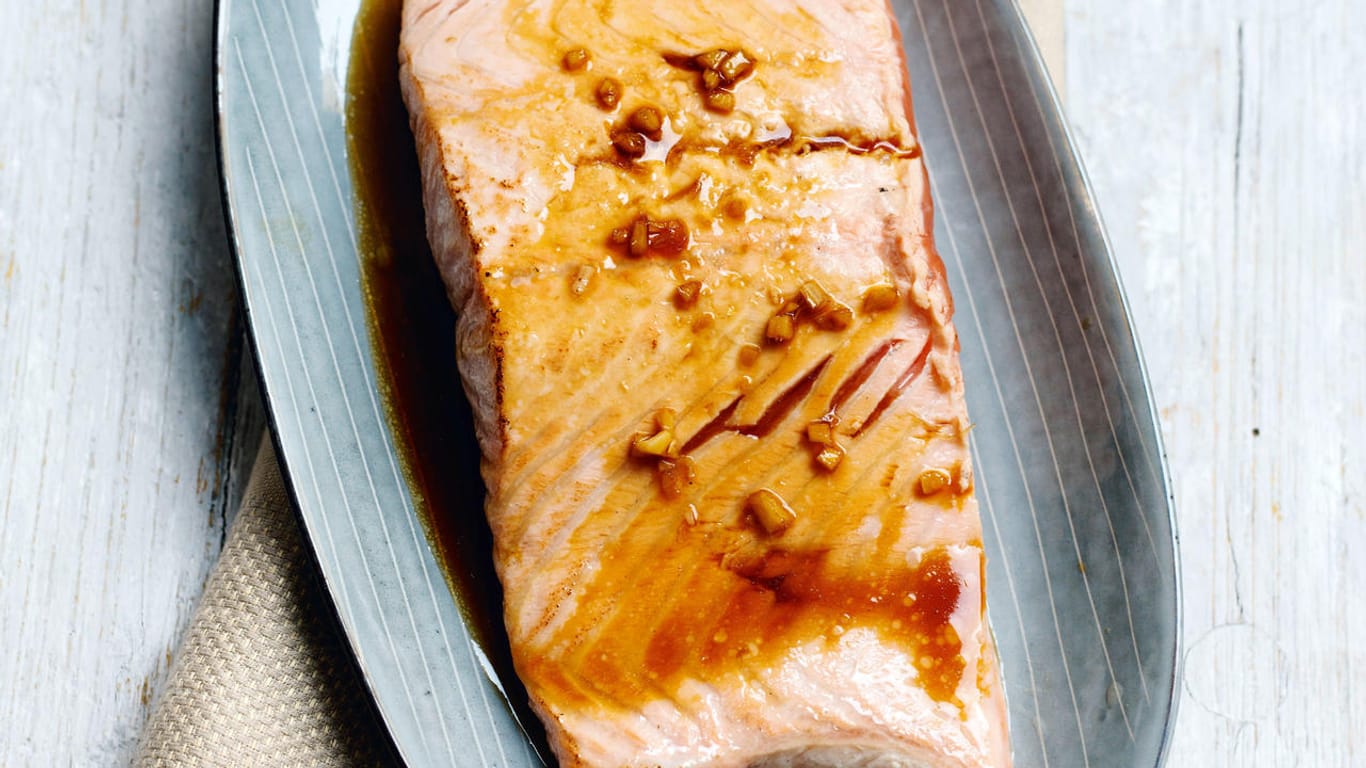 Wildlachs mit Waldhonig-Teriyaki-Soße: Dazu passen Wokgemüse und Basmatireis.