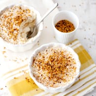 Tiramisu mit Honigschnaps: Ein leckeres Dessert mit Honig ist schnell zubereitet. Besonders schonend behandelter Honig erhält das Gütezeichen "Echter Deutscher Honig".