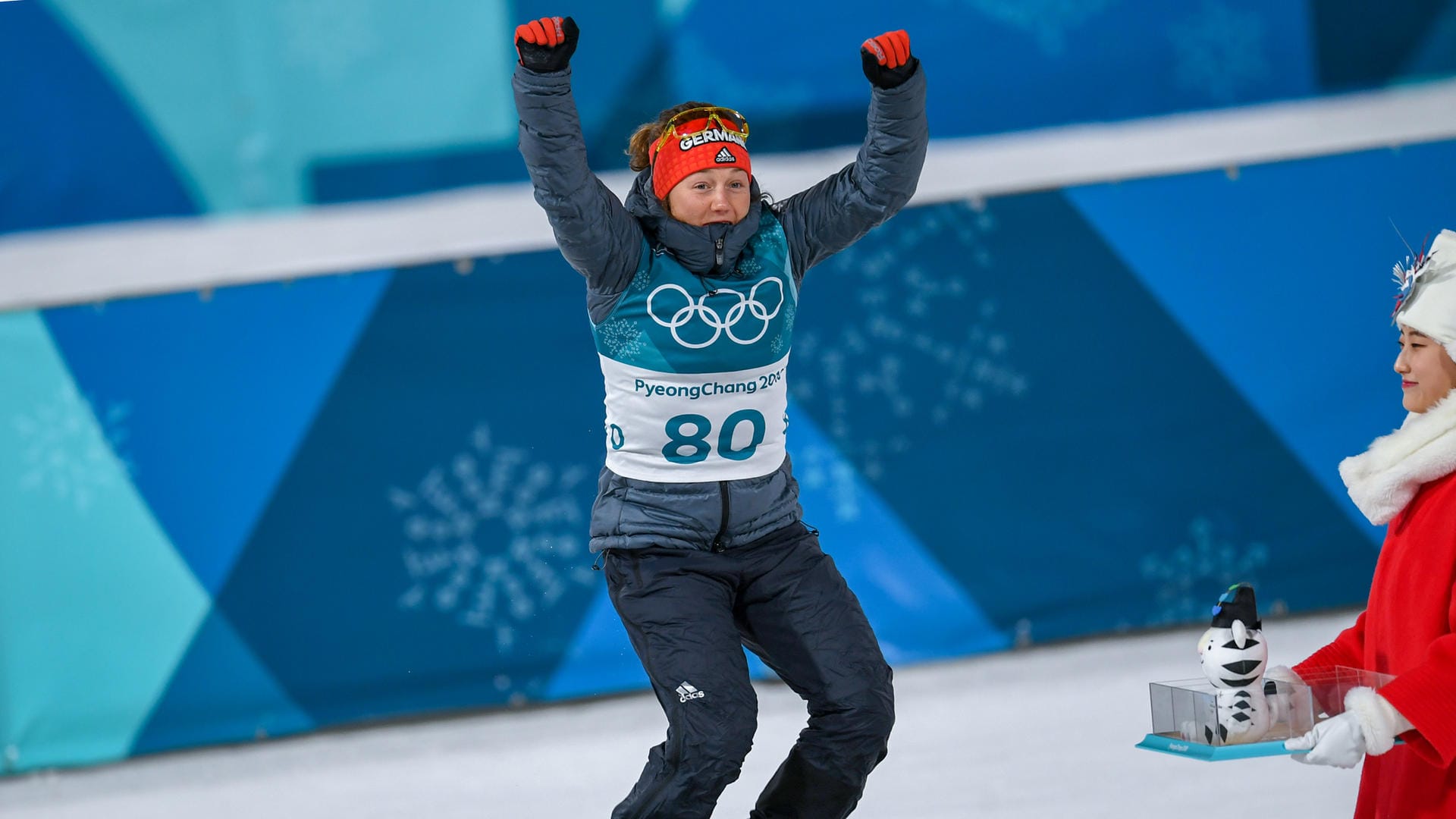 Auch Bronze ist viel wert: Laura Dahlmeier jubelt bei der Zeremonie am Wettkampfort.