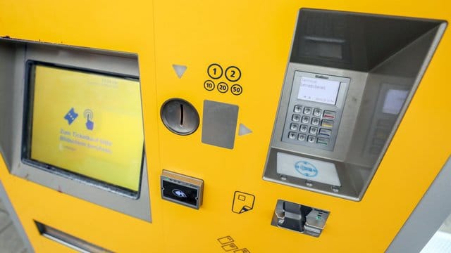 In Zukunft übeflüssig? Ein Fahrkartenautomat für den öffentlichen Nahverkehr. In Zukunft übeflüssig? Ein Fahrkartenautomat für den öffentlichen Nahverkehr.