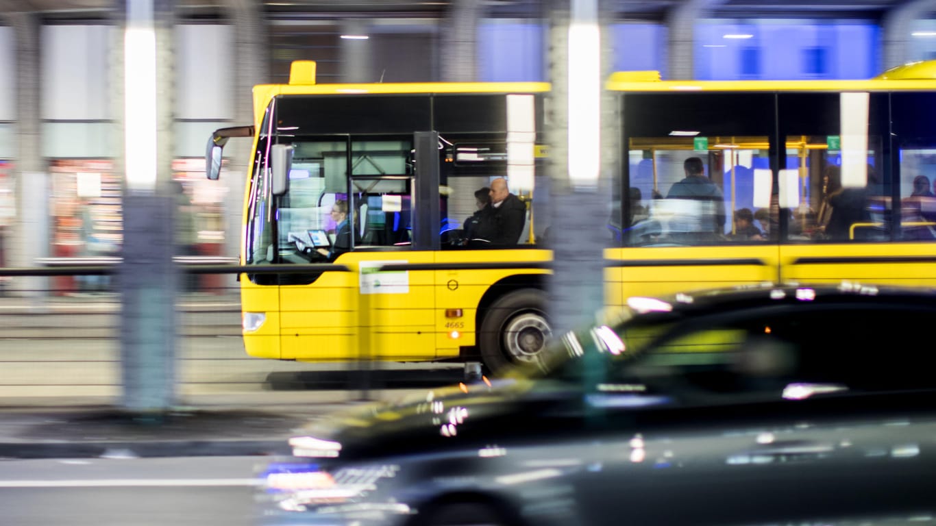 Ein Bus in Essen: Die Nutzung des öffentlichen Nahverkehrs soll günstiger werden.