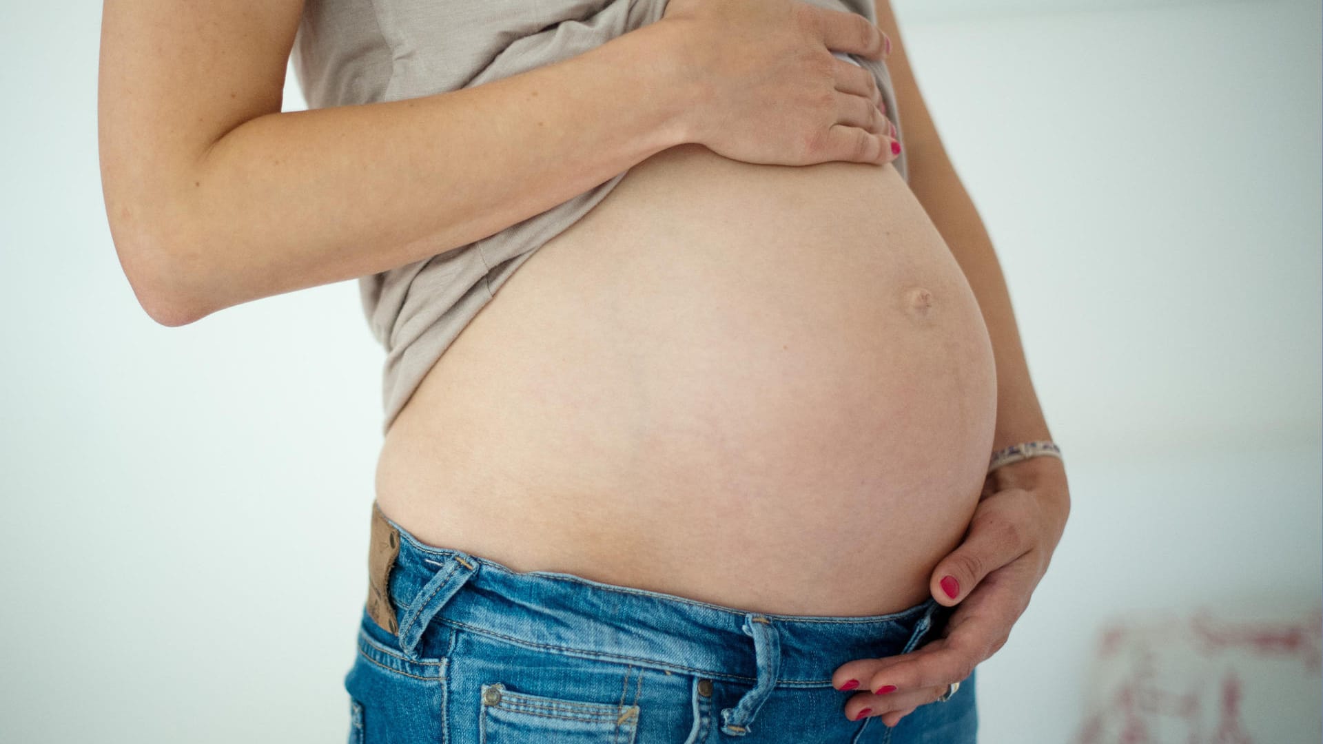 Eine Frau hält ihren Babybauch: Jeden Tag sterben nach Angaben der WHO weltweit 830 Frauen bei der Geburt. Die meisten Todesfälle könnten durch gute Vorsorge und Betreuung bei der Geburt verhindert werden. Eine Frau hält ihren Babybauch: Jeden Tag sterben nach Angaben der WHO weltweit 830 Frauen bei der Geburt. Die meisten Todesfälle könnten durch gute Vorsorge und Betreuung bei der Geburt verhindert werden.