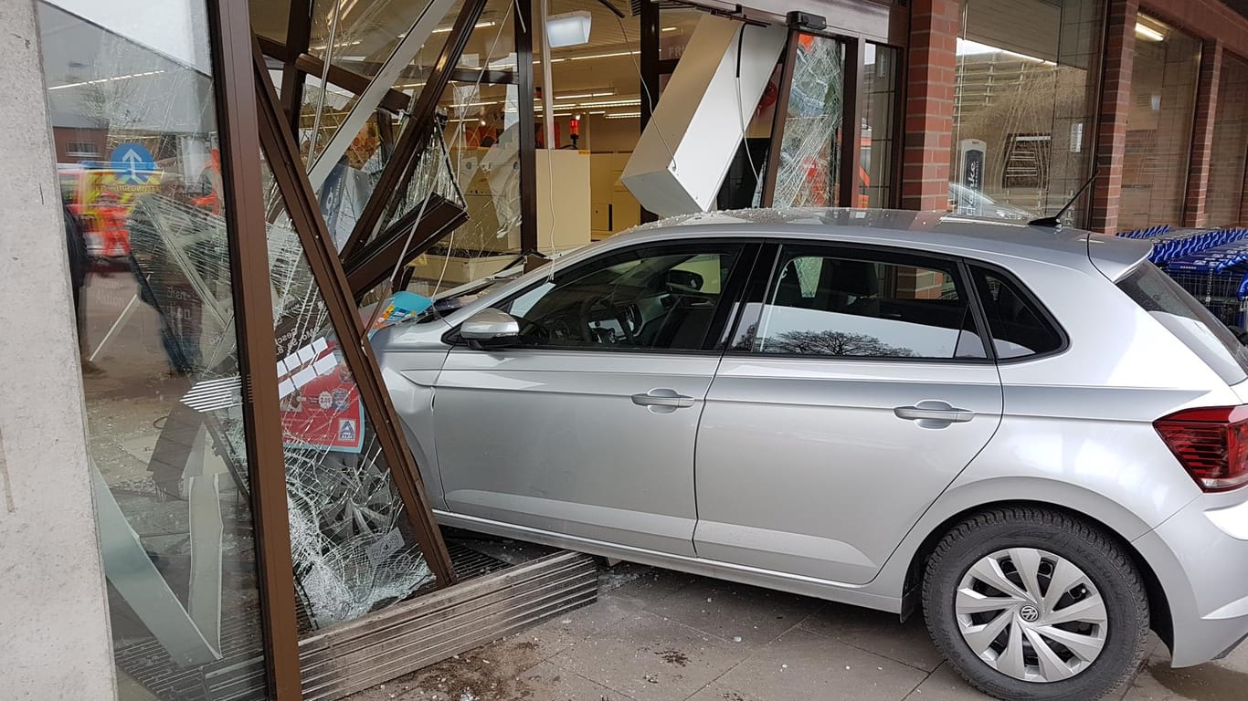 Auto in einem Supermarkt-Fenster in Mölln (Schleswig Holstein): Ein 88 Jahre alter Mann ist mit seinem Auto in einen Discounter gefahren.