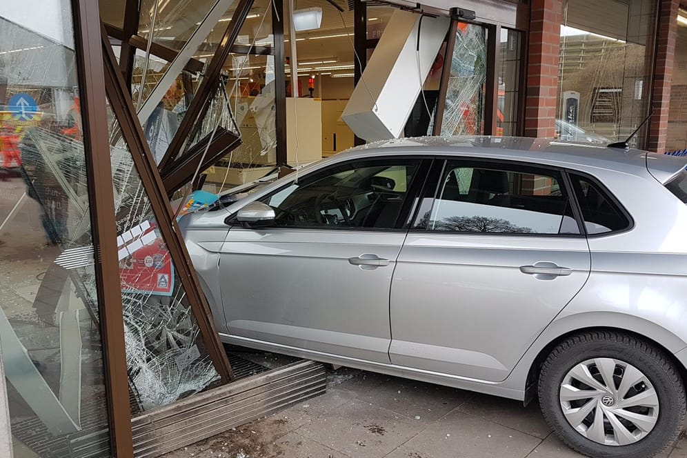 Auto in einem Supermarkt-Fenster in Mölln (Schleswig Holstein): Ein 88 Jahre alter Mann ist mit seinem Auto in einen Discounter gefahren.