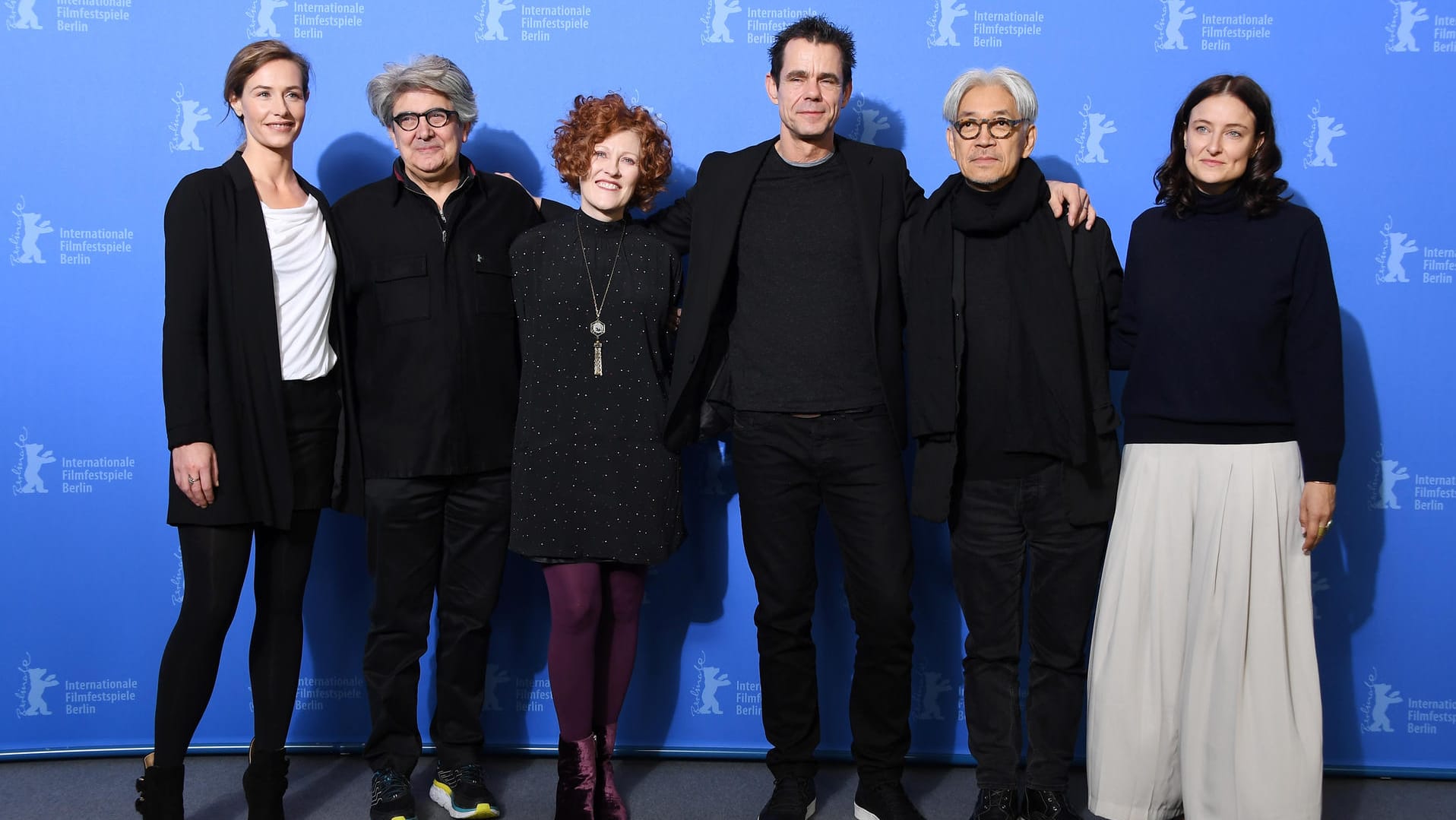 Die Jury-Mitglieder Cécile de France, Chema Prado, Stephanie Zacharek, der Vorsitzende Tom Tykwer, Ryūichi Sakamoto und Adele Romanski.