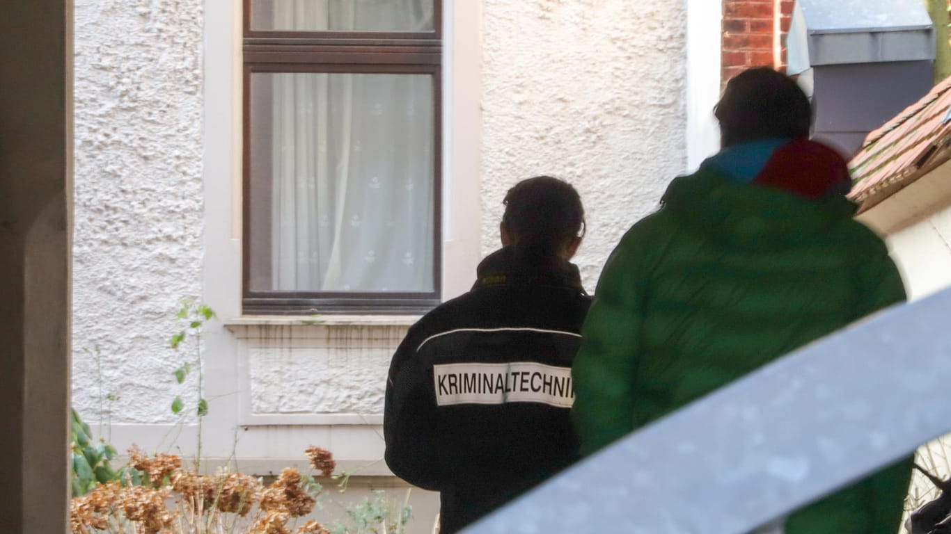Kriminalbeamte stehen vor einem Haus in Wuppertal: Gegen den SEK-Beamten, der die tödlichen Schüsse abgab, wurden nun Vorermittlungen eingeleitet.