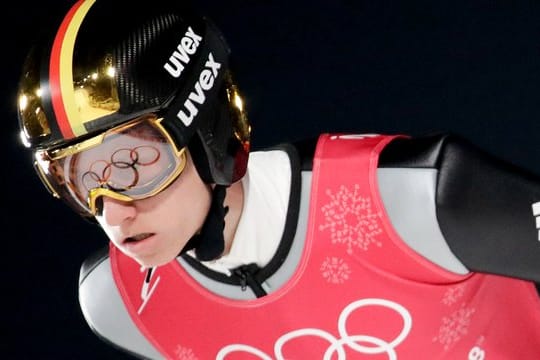 Karl Geiger ist beim olympischen Wettbewerb von der Großschanze dabei.