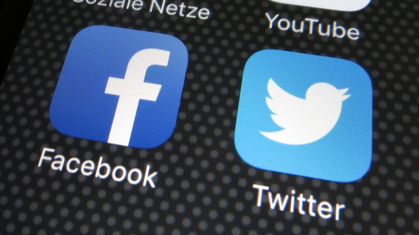 Smartphone mit Logos von Facebook und Twitter: Laut der EU-Kommission erfüllen Facebook und Twitter den EU-Verbraucherschutz nicht.