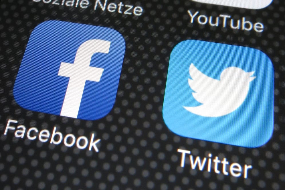 Smartphone mit Logos von Facebook und Twitter: Laut der EU-Kommission erfüllen Facebook und Twitter den EU-Verbraucherschutz nicht.