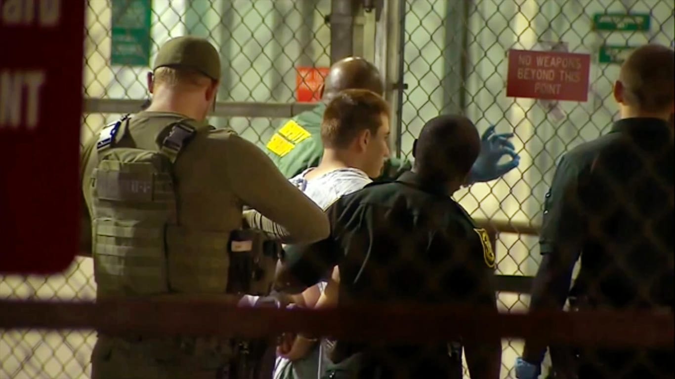 Ein Video-Standbild zeigt Nikolas Cruz (M), den mutmaßlichen Attentäter von Parkland, Florida.
