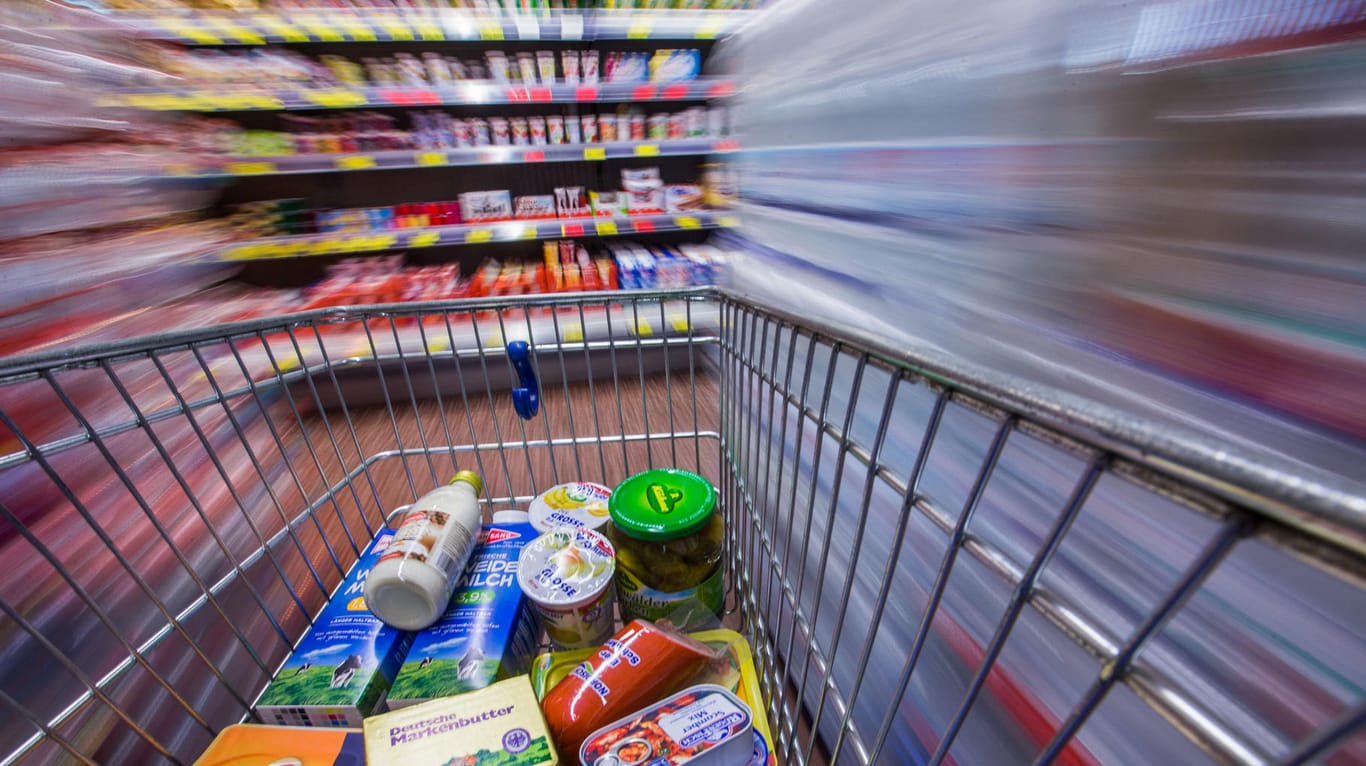 Lebensmittel in einem Supermarkt: Laut einer neuen Studie können stark verarbeitete Fertigprodukte das Krebsrisiko erhöhen.