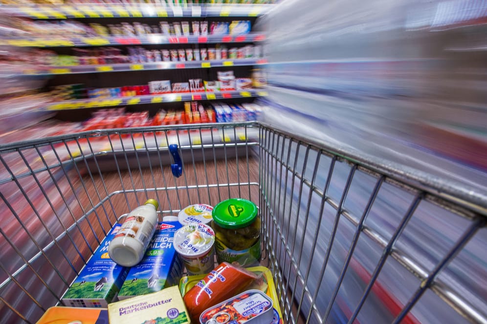 Lebensmittel in einem Supermarkt: Laut einer neuen Studie können stark verarbeitete Fertigprodukte das Krebsrisiko erhöhen.