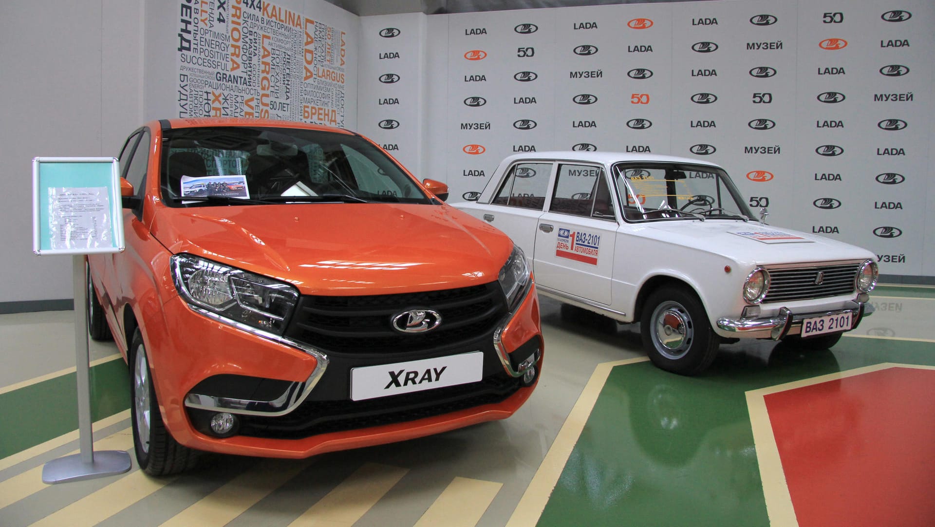 Der erste Lada (r.) neben einem neueren Modell (l.): Nach Krisenjahren zwischen 2012 und 2016 konnte Avtovaz in 2017 weniger Verlust und mehr Umsatz verbuchen. Der erste Lada (r.) neben einem neueren Modell (l.): Nach Krisenjahren zwischen 2012 und 2016 konnte Avtovaz in 2017 weniger Verlust und mehr Umsatz verbuchen.
