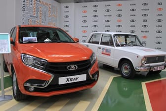 Der erste Lada (r.) neben einem neueren Modell (l.): Nach Krisenjahren zwischen 2012 und 2016 konnte Avtovaz in 2017 weniger Verlust und mehr Umsatz verbuchen.